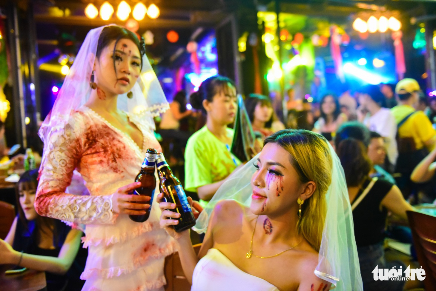 Người Việt cũng đổ xô đến phố Tây Bùi Viện chơi Halloween - Ảnh 4.