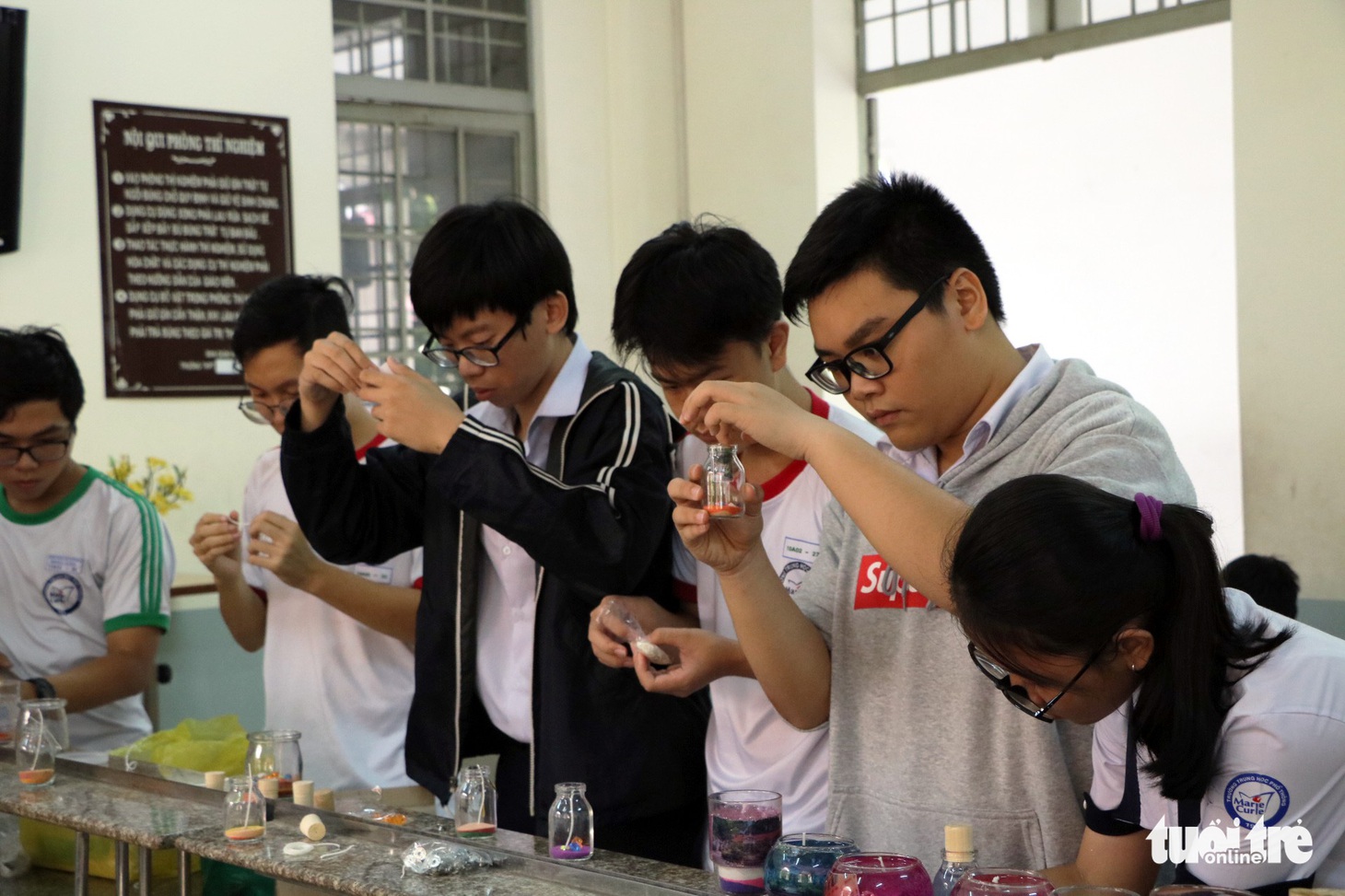 Độc đáo nến nghệ thuật học trò mừng trường 100 tuổi - Ảnh 5.