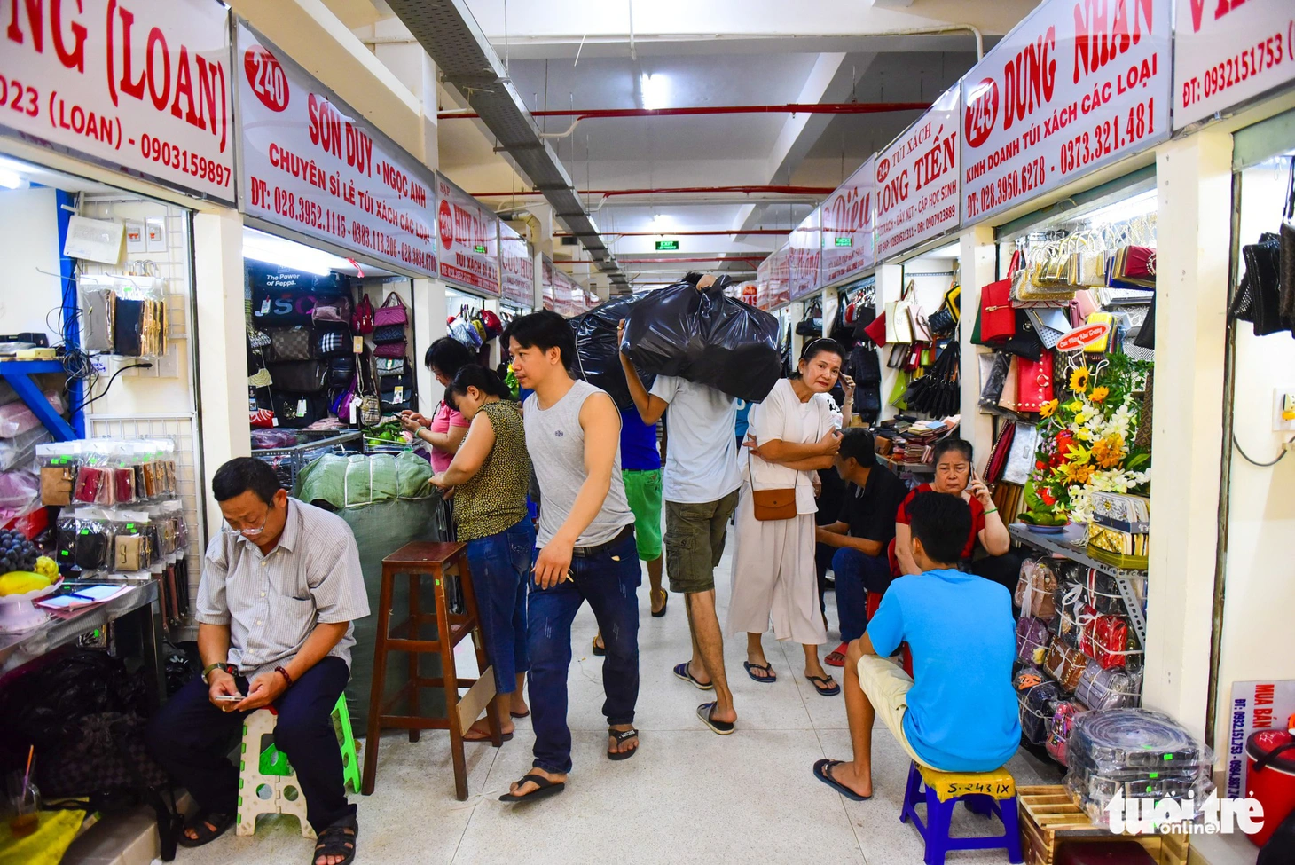 Chợ Bình Tây mở cửa trở lại sau 2 năm tu sửa - Ảnh 4.