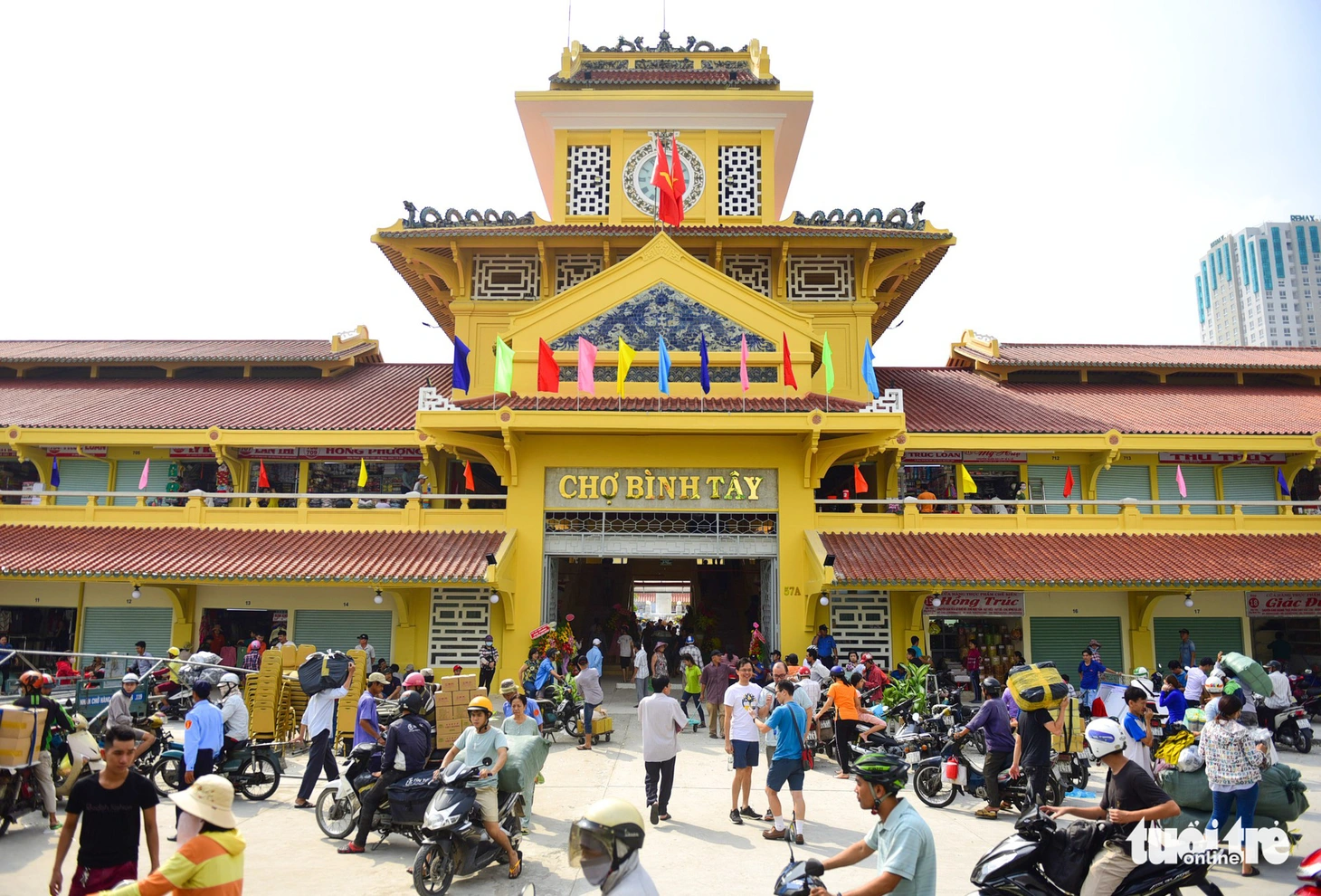 Chợ Bình Tây mở cửa trở lại sau 2 năm tu sửa - Ảnh 1.