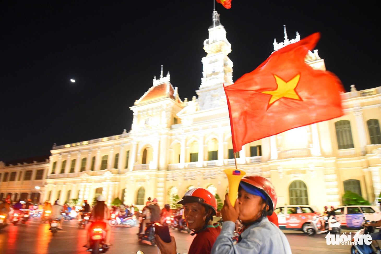 Tuyển Việt Nam thắng, cháu chở ngoại đi bão tại Sài Gòn - Ảnh 5.