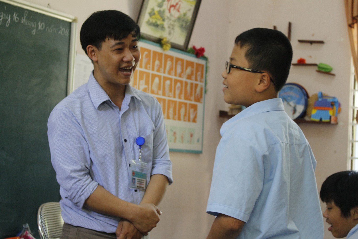 Thầy giáo “như mẹ hiền” của trẻ khuyết tật - Ảnh 2.