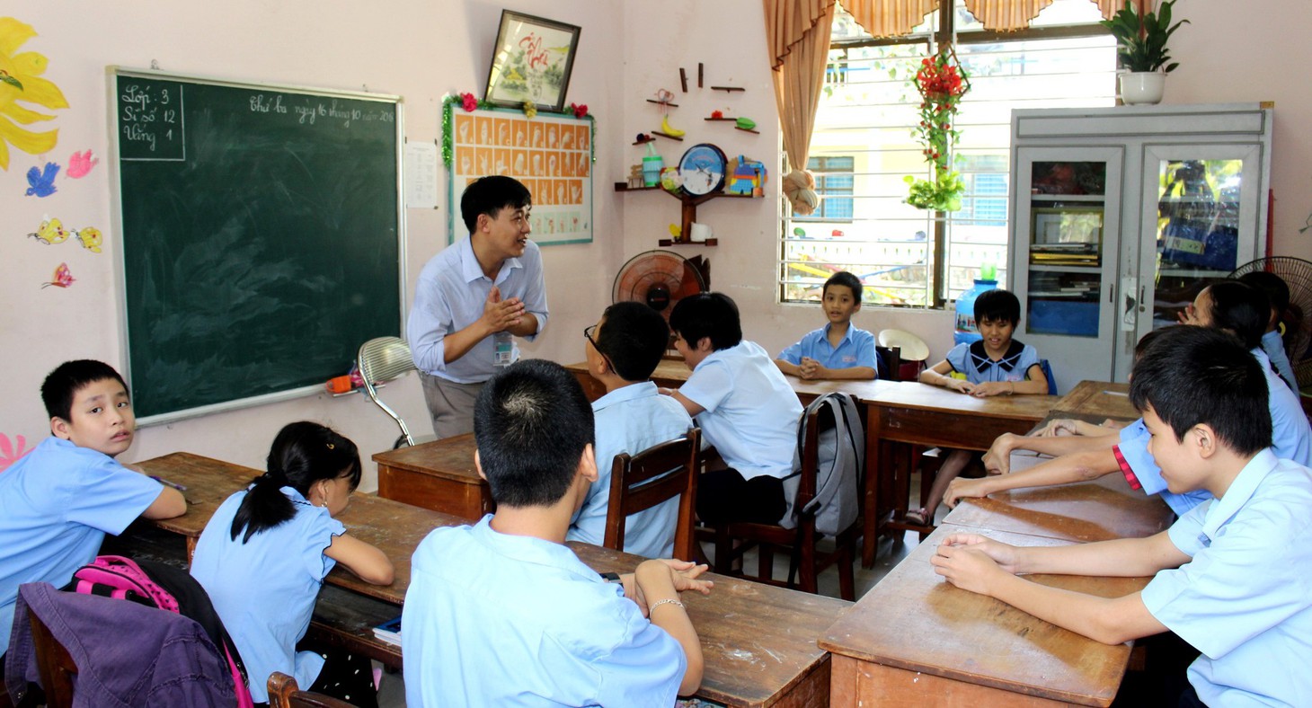 Thầy giáo “như mẹ hiền” của trẻ khuyết tật - Ảnh 1.