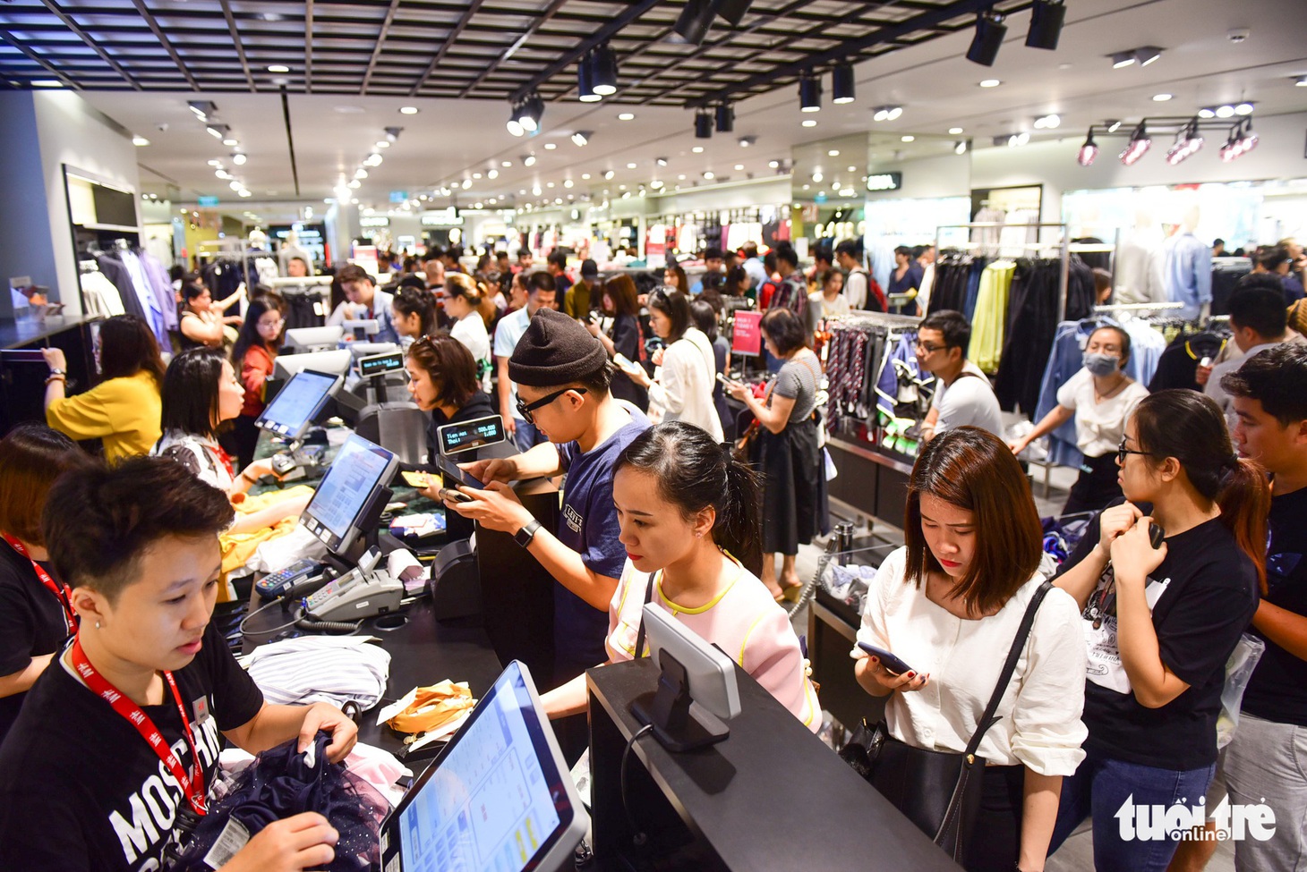 Người Sài Gòn xếp hàng mua đồ trong ngày Black Friday - Ảnh 7.