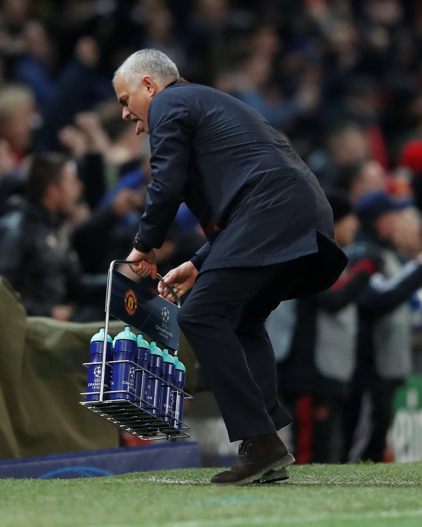 HLV Mourinho ăn mừng như ‘điên’ sau bàn thắng của Fellaini - Ảnh 4.