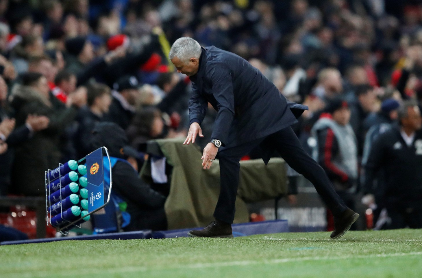 HLV Mourinho ăn mừng như ‘điên’ sau bàn thắng của Fellaini - Ảnh 7.