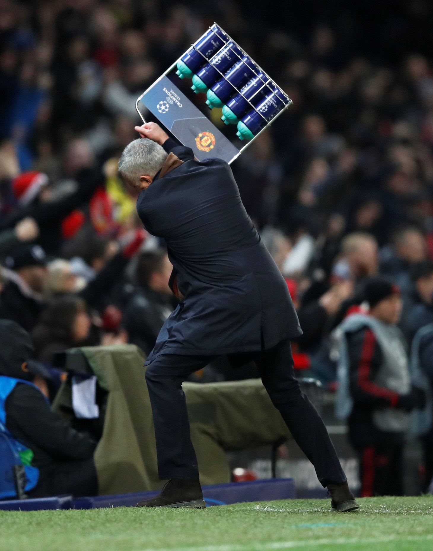 HLV Mourinho ăn mừng như ‘điên’ sau bàn thắng của Fellaini - Ảnh 5.