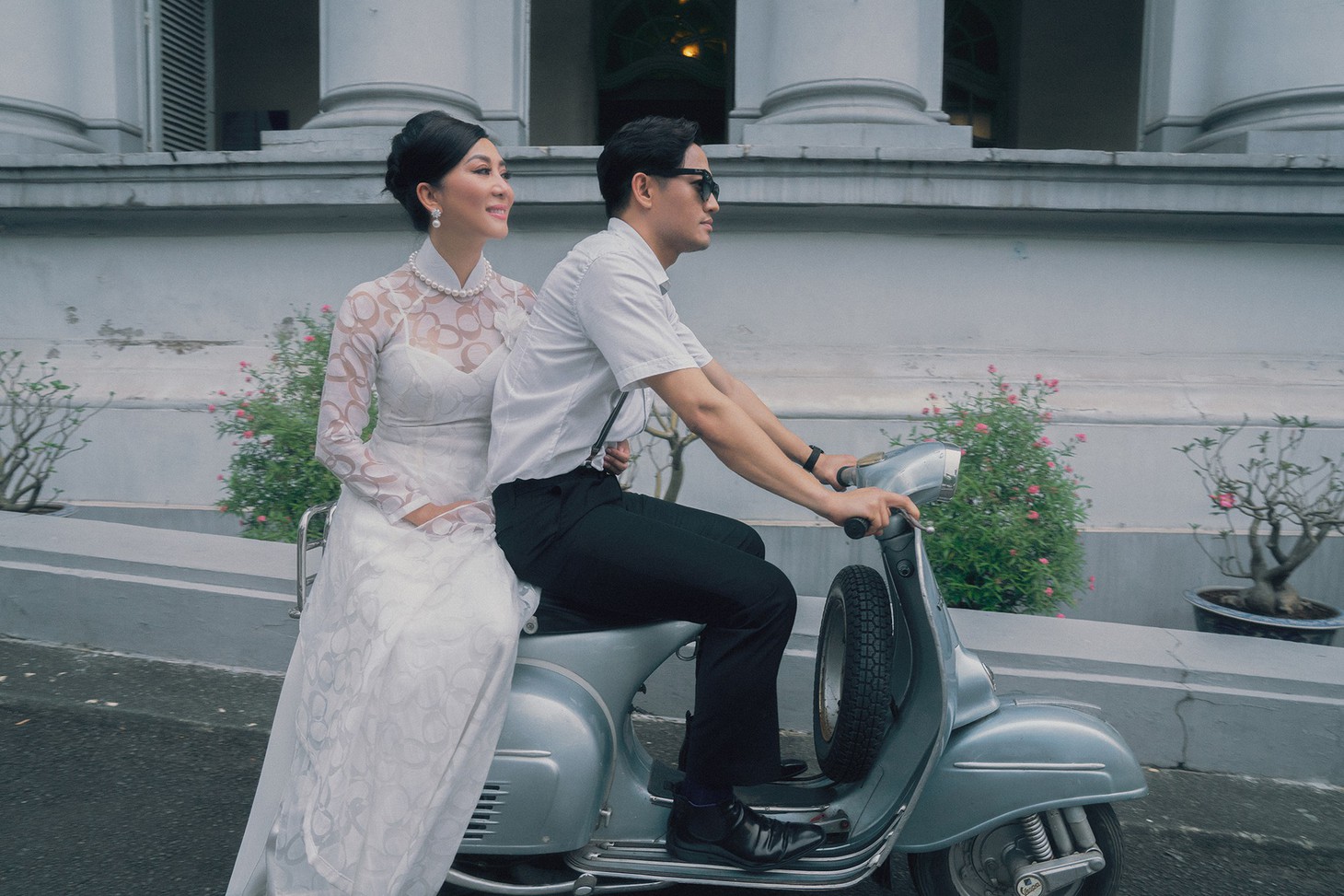 Võ Việt Chung và Nguyễn Cao Kỳ Duyên kể Ký ức Sài Gòn với áo dài xưa - Ảnh 2.
