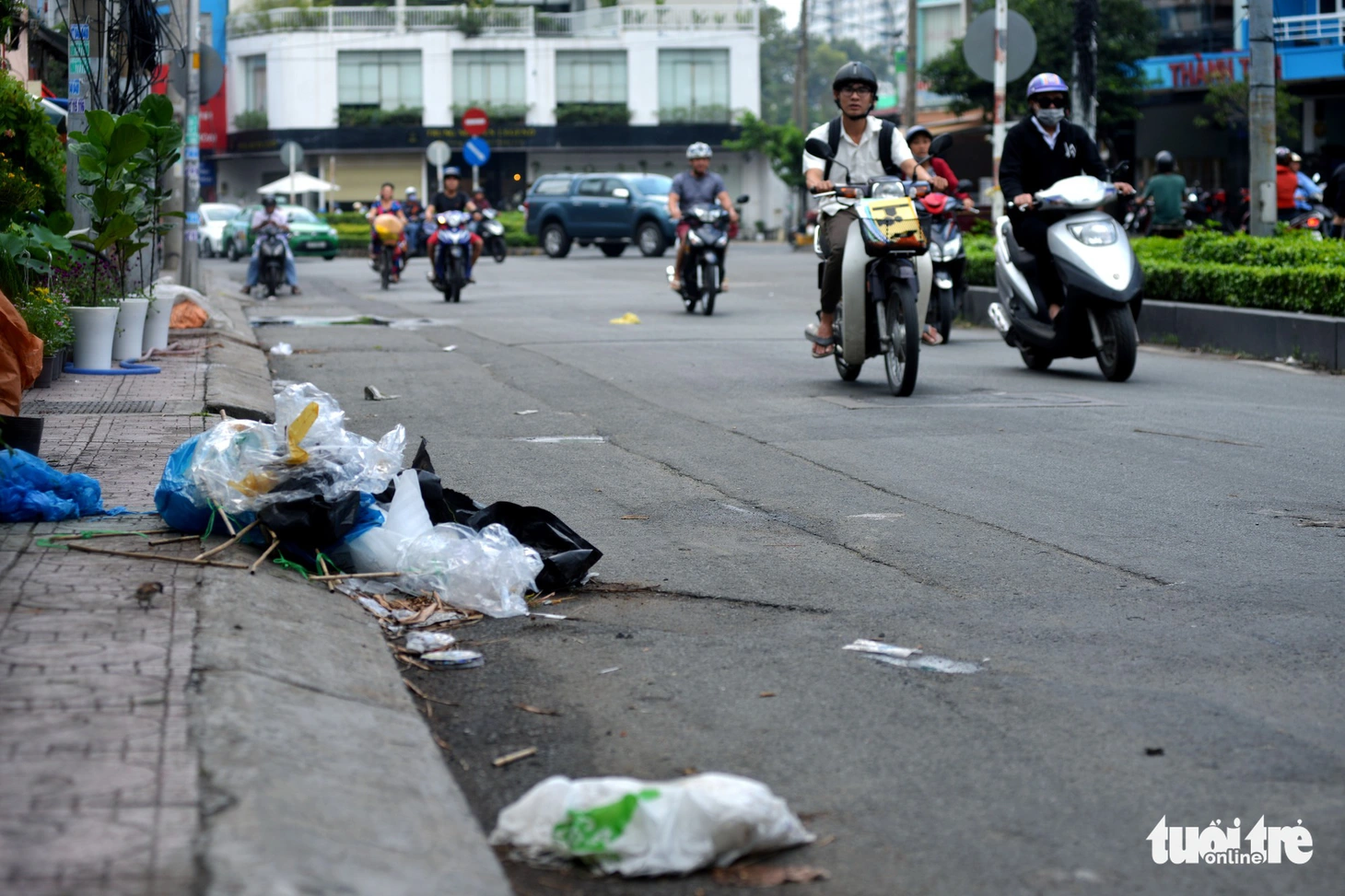 Rác, rác và rác tràn lan đường phố Sài Gòn - Ảnh 6.