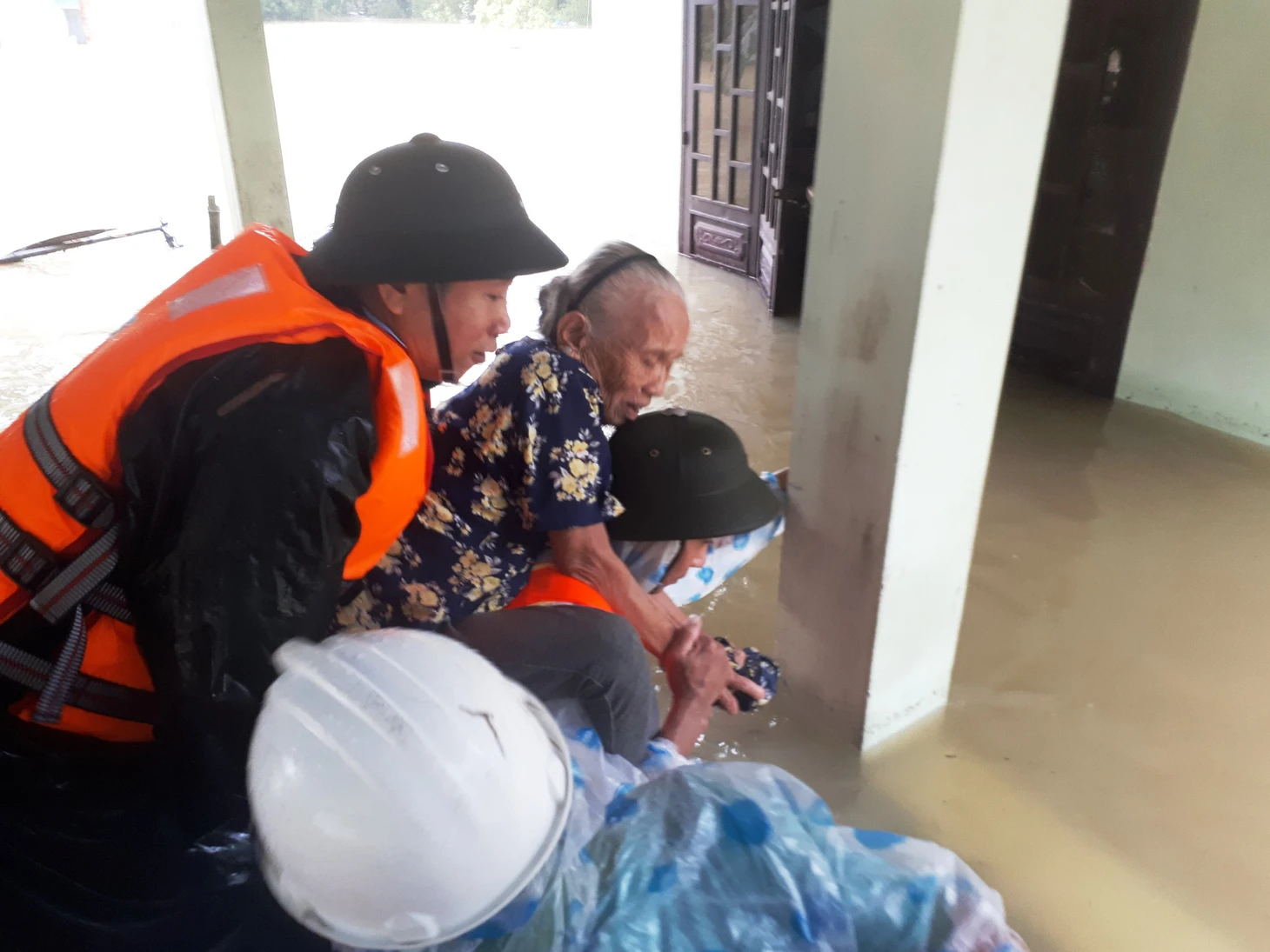 Nước dâng cao, bộ đội biên phòng vượt lũ cứu dân - Ảnh 9.