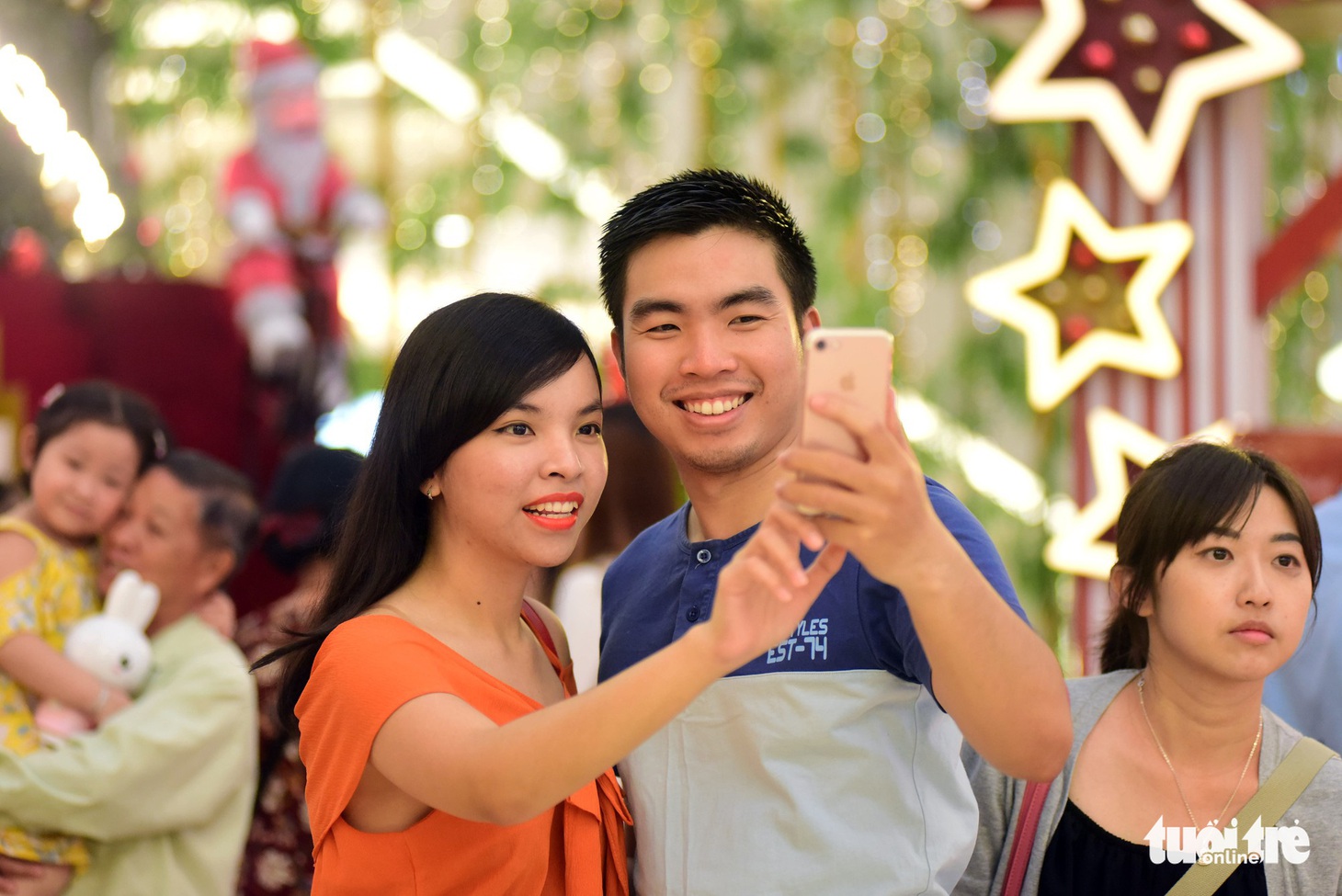 Sài Gòn lên đèn, bạn trẻ lên đồ đón Giáng sinh - Ảnh 3.