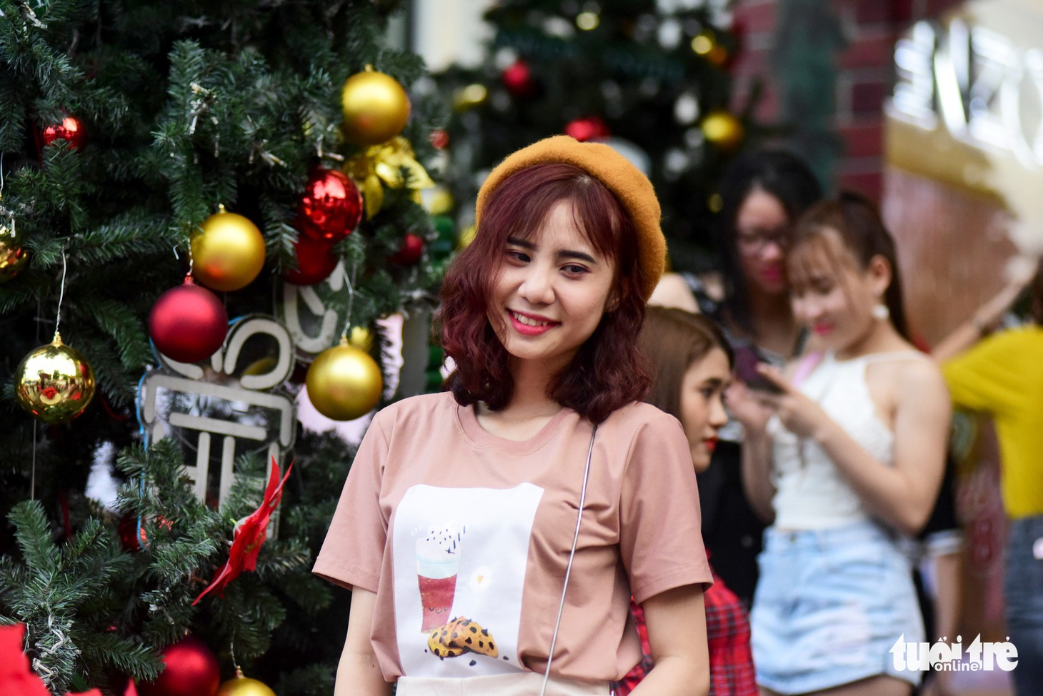 Sài Gòn lên đèn, bạn trẻ lên đồ đón Giáng sinh - Ảnh 2.