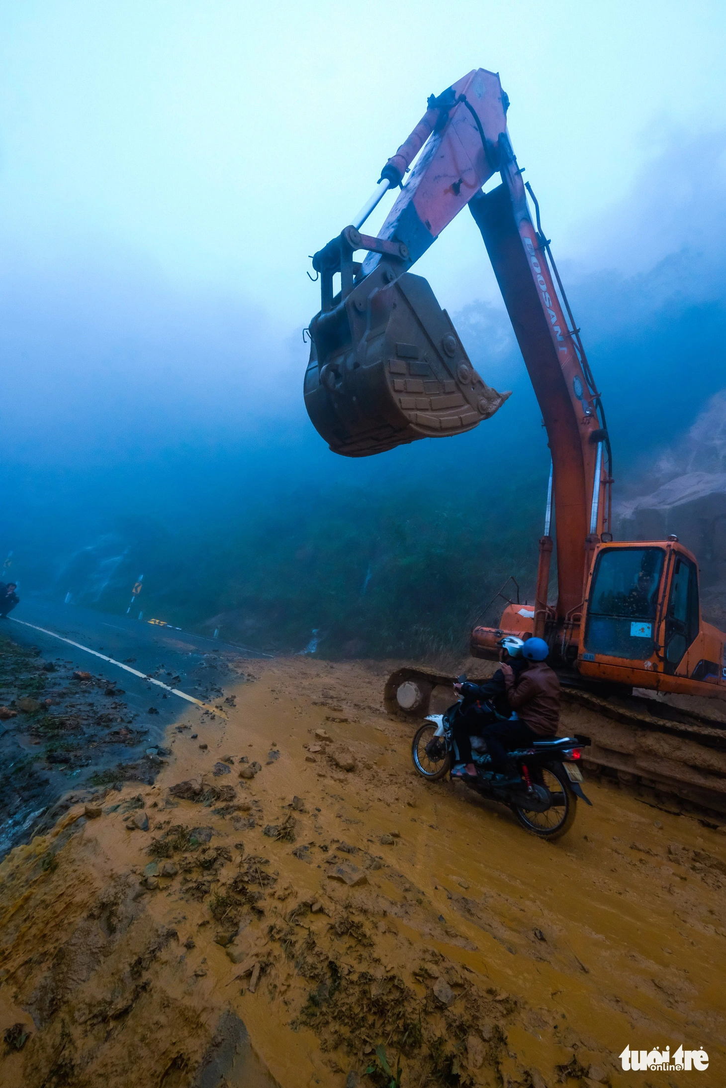 Đá lăn đất lở trên đường Nha Trang - Đà Lạt, dân vẫn bất chấp đi - Ảnh 5.