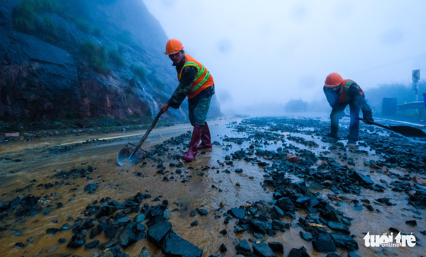 Đá lăn đất lở trên đường Nha Trang - Đà Lạt, dân vẫn bất chấp đi - Ảnh 8.