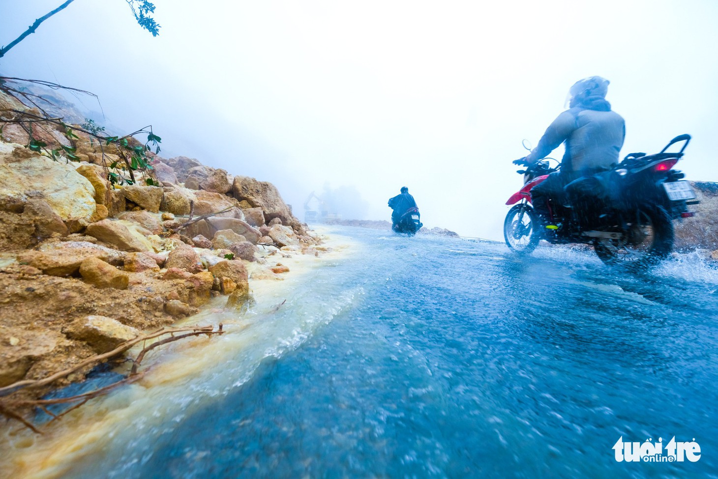Đá lăn đất lở trên đường Nha Trang - Đà Lạt, dân vẫn bất chấp đi - Ảnh 14.
