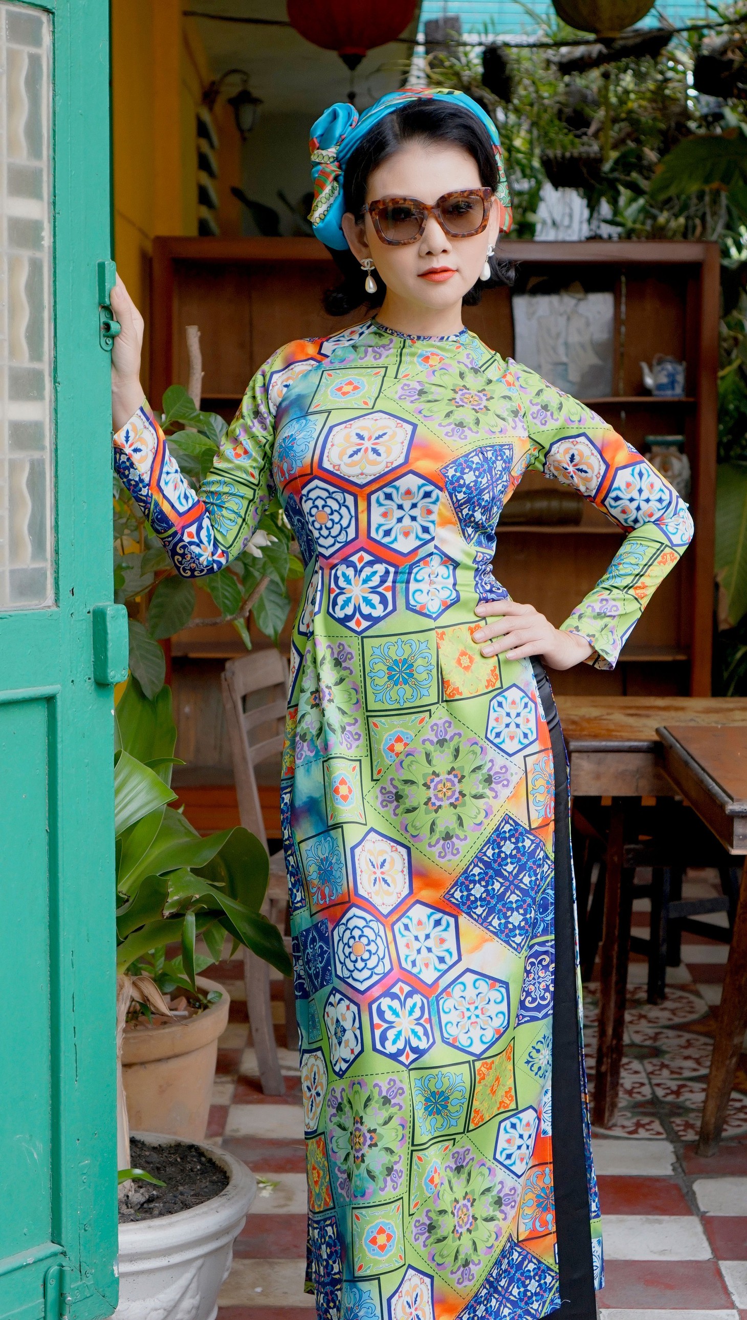 Ngày Tết, Mỹ Uyên hóa thân Cô Ba Sài Gòn sành điệu, quyến rũ - Ảnh 1.