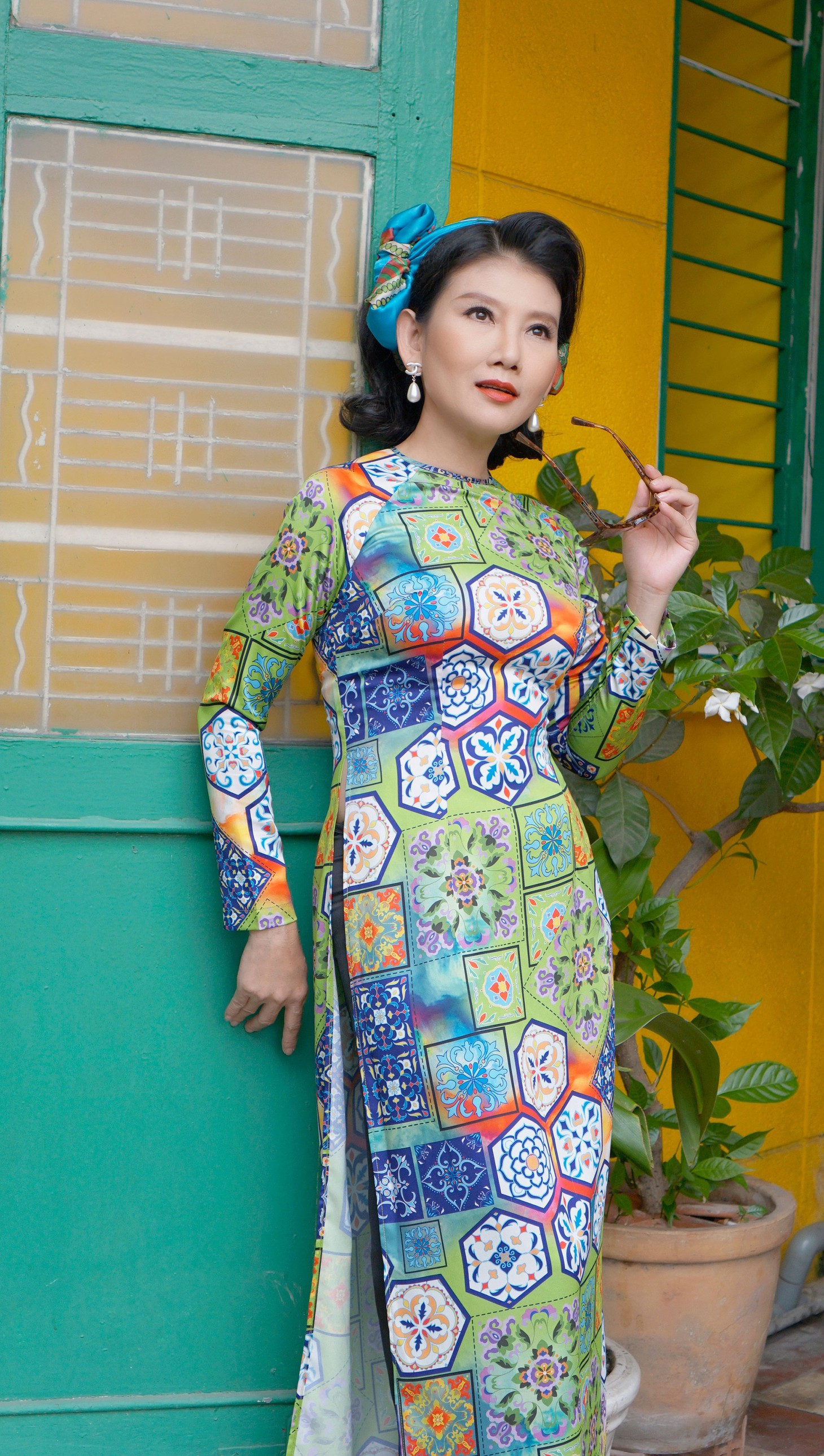 Ngày Tết, Mỹ Uyên hóa thân Cô Ba Sài Gòn sành điệu, quyến rũ - Ảnh 3.