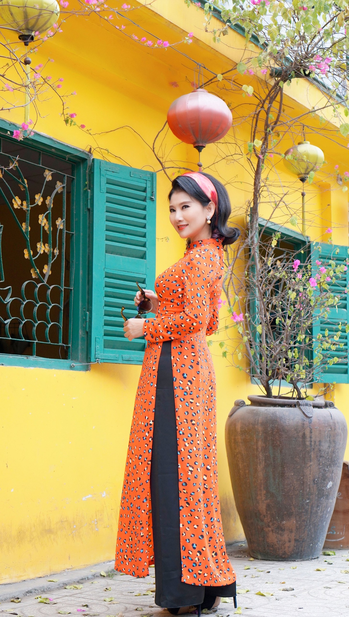 Ngày Tết, Mỹ Uyên hóa thân Cô Ba Sài Gòn sành điệu, quyến rũ - Ảnh 5.
