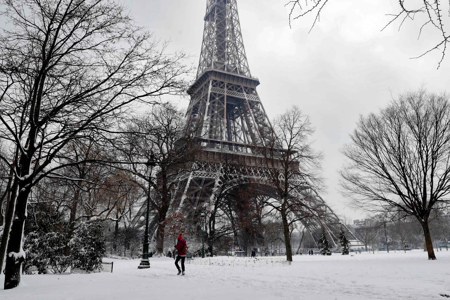 Chụp ảnh cưới nơi tháp Eiffel&nbsp;khoác màu tuyết trắng - Ảnh 2.