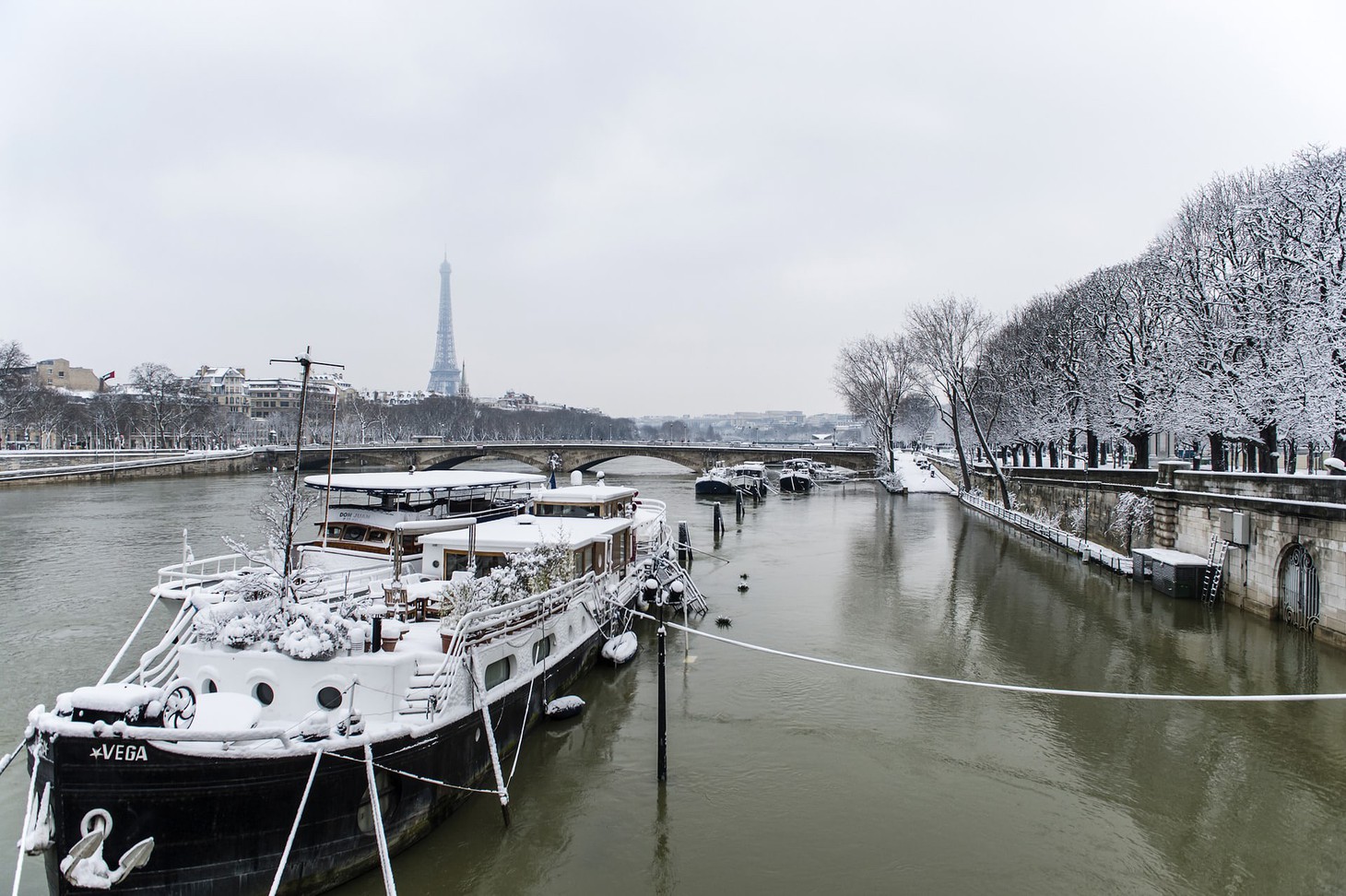 Chụp ảnh cưới nơi tháp Eiffel&nbsp;khoác màu tuyết trắng - Ảnh 4.