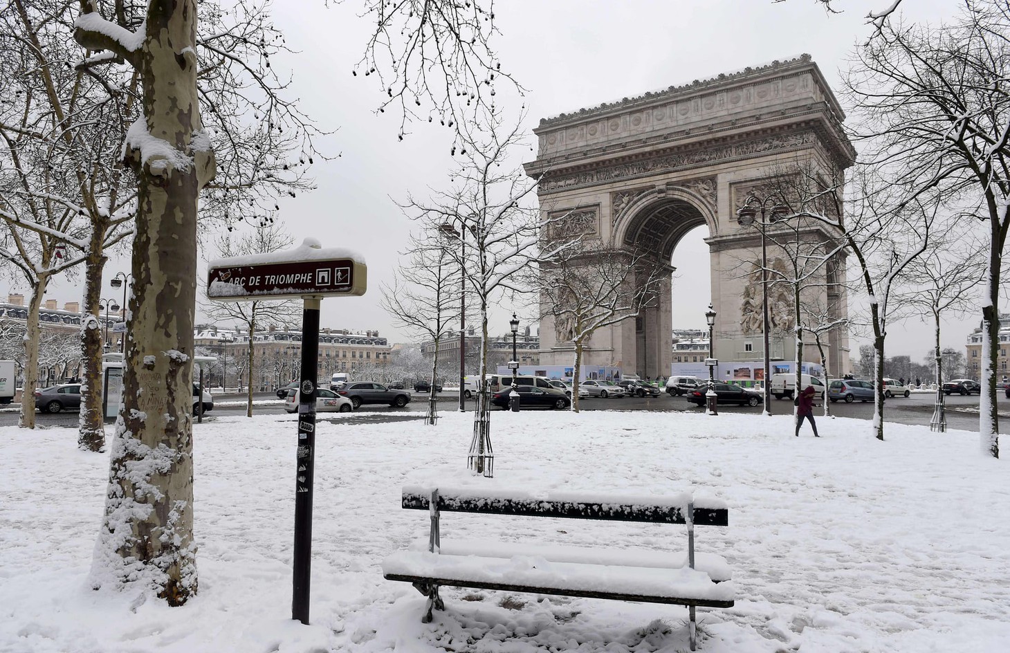 Chụp ảnh cưới nơi tháp Eiffel&nbsp;khoác màu tuyết trắng - Ảnh 8.