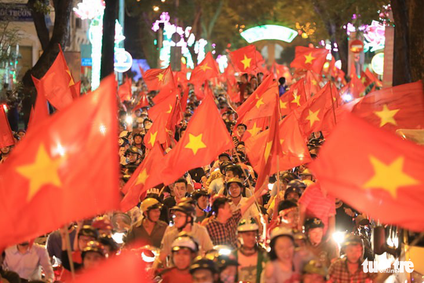 Càng về khuya, cổ động viên ăn mừng càng sung - Ảnh 5.