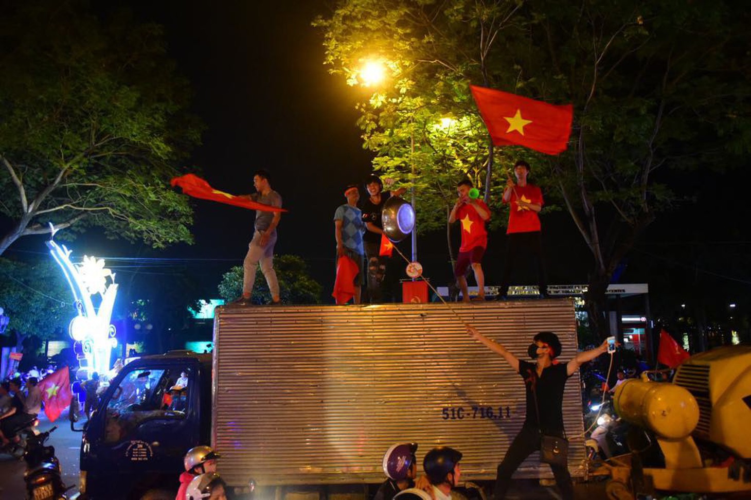 Càng về khuya, cổ động viên ăn mừng càng sung - Ảnh 48.