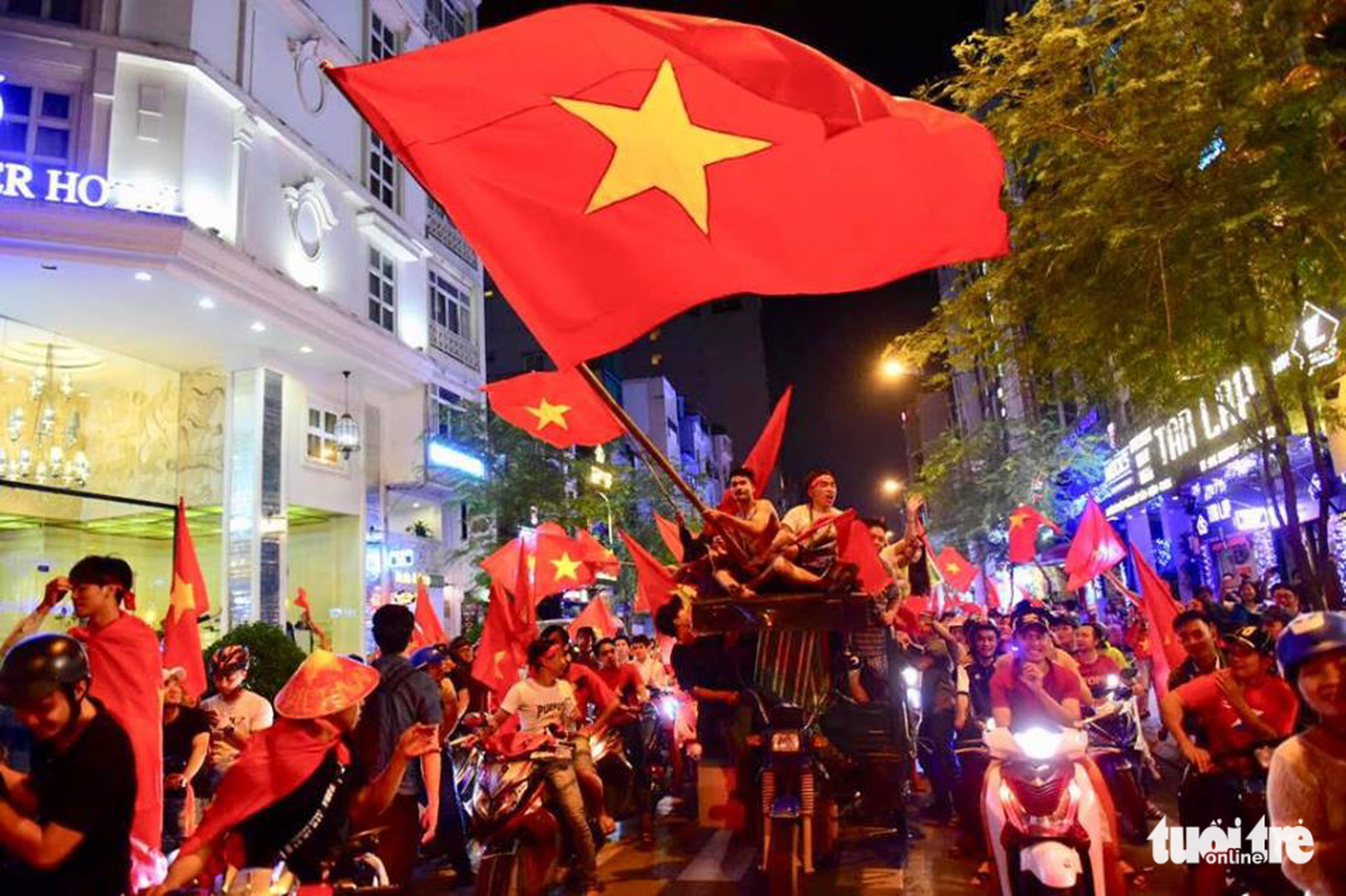 Càng về khuya, cổ động viên ăn mừng càng sung - Ảnh 8.