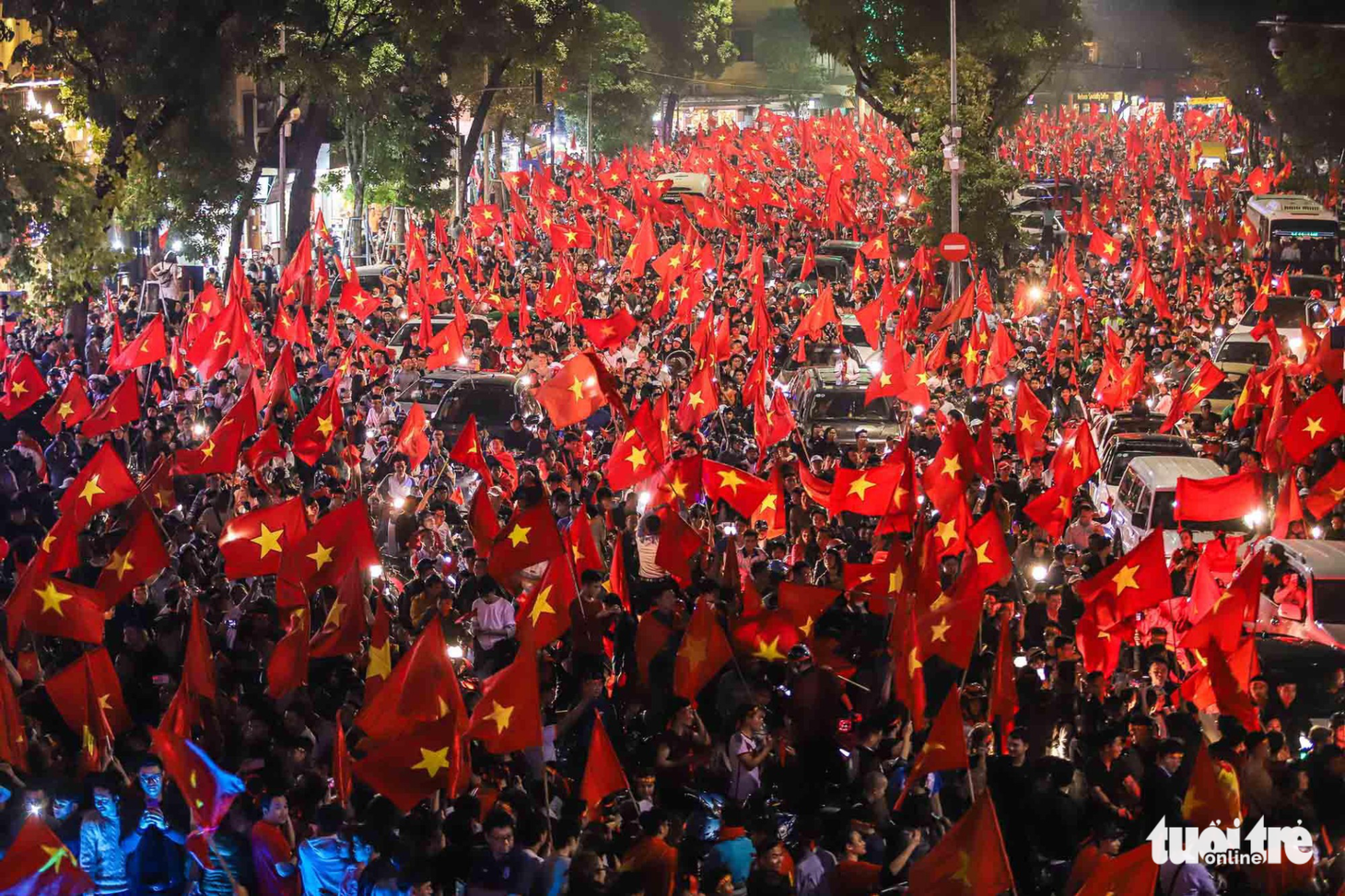 Càng về khuya, cổ động viên ăn mừng càng sung - Ảnh 28.