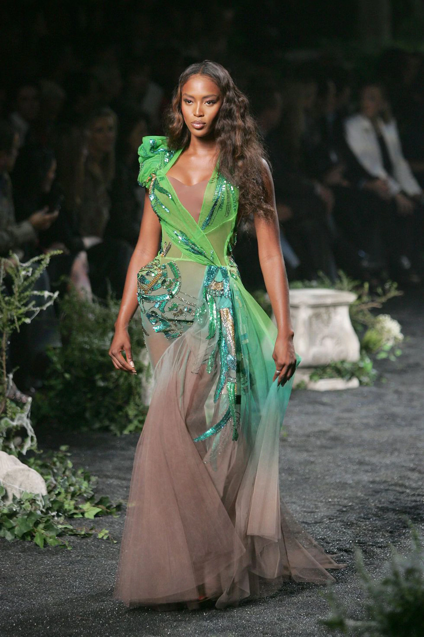 ‘Báo đen’ Naomi Campbell: biểu tượng thời trang 2018 - Ảnh 15.