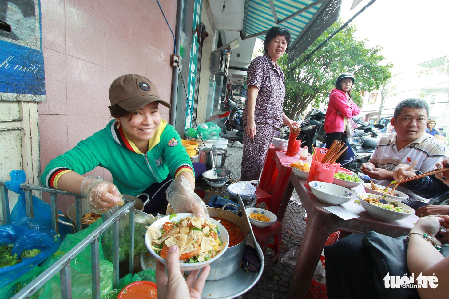 Rong ruổi gánh mì Phú Chiêm - Ảnh 8.