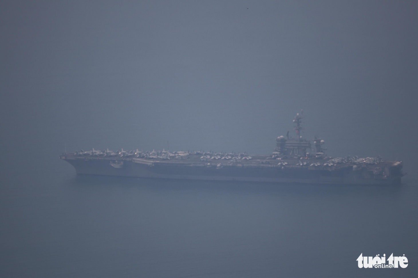 Những hình ảnh mới nhất của tàu sân bay USS Carl Vinson neo đậu ở Đà Nẵng - Ảnh 13.