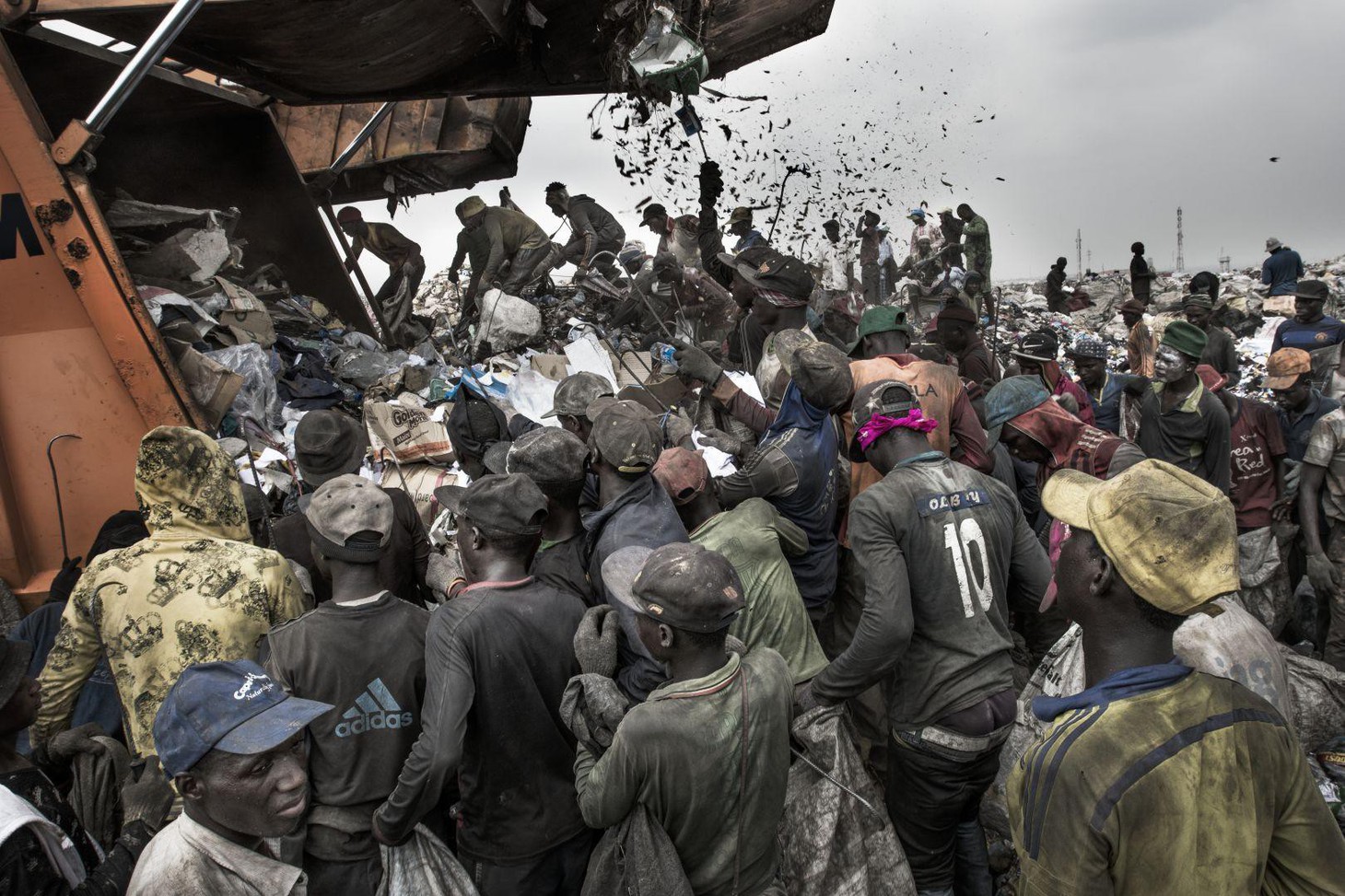 Đường đi của rác qua phóng sự ảnh đoạt giải World Press Photo 2018 - Ảnh 1.