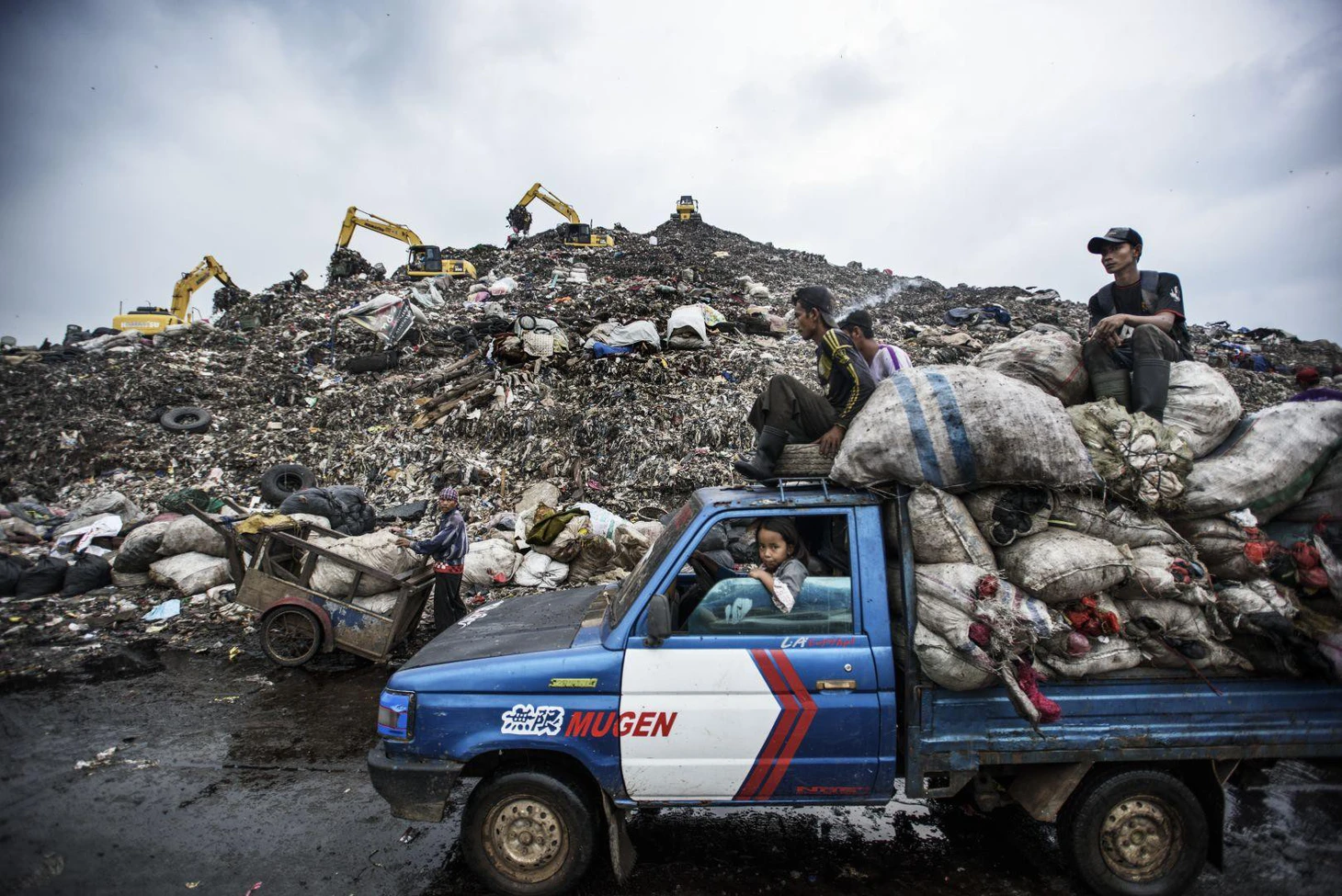 Đường đi của rác qua phóng sự ảnh đoạt giải World Press Photo 2018 - Ảnh 3.