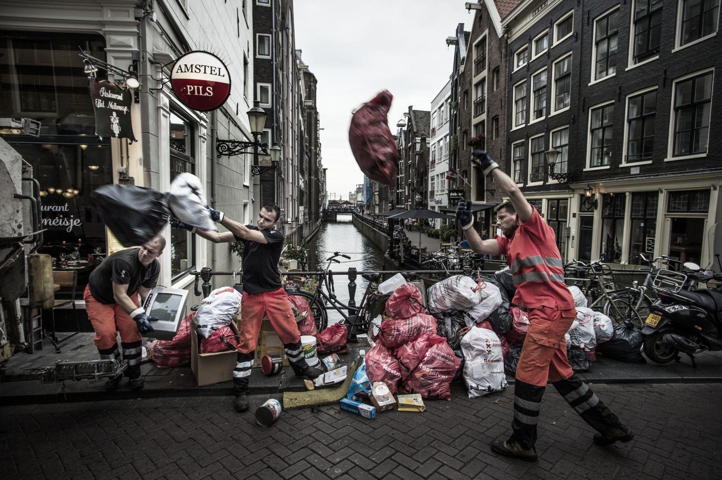 Đường đi của rác qua phóng sự ảnh đoạt giải World Press Photo 2018 - Ảnh 4.