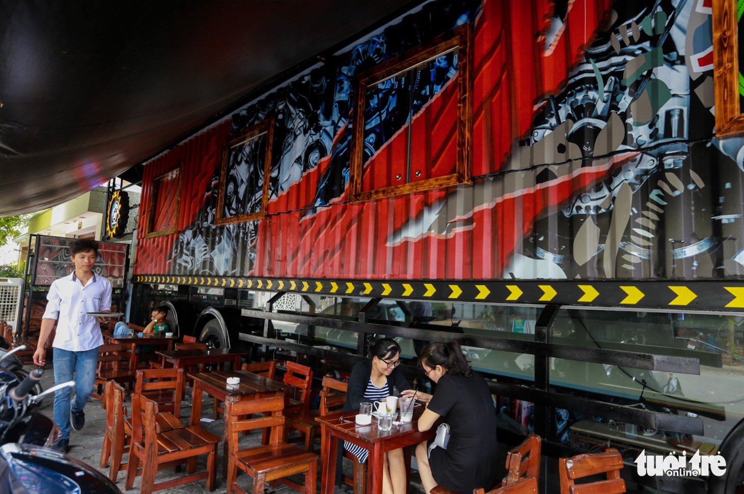 Quán cà phê trong xe container còn hạn đăng kiểm có một không hai tại Sài Gòn - Ảnh 4.