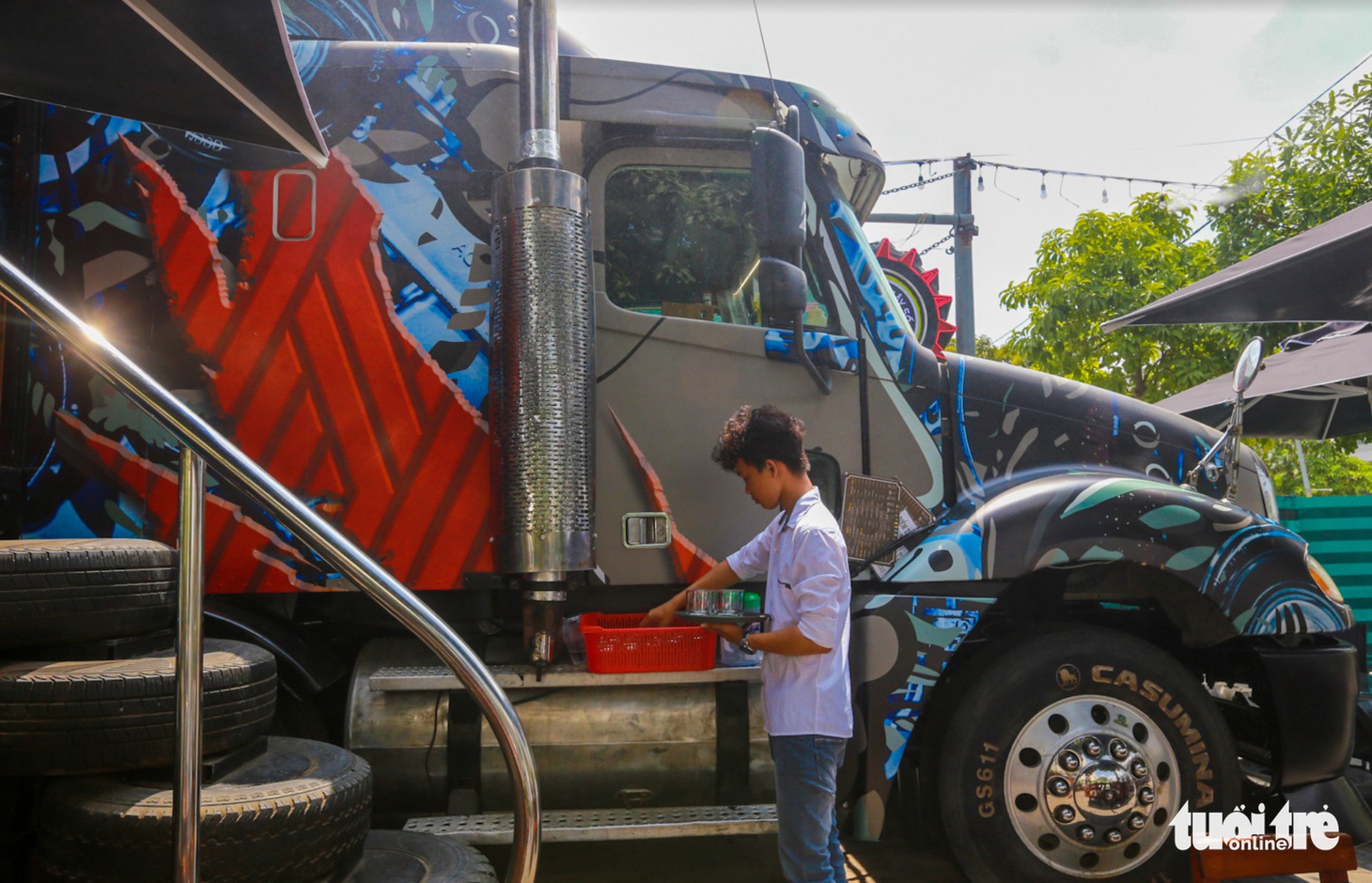 Quán cà phê trong xe container còn hạn đăng kiểm có một không hai tại Sài Gòn - Ảnh 8.