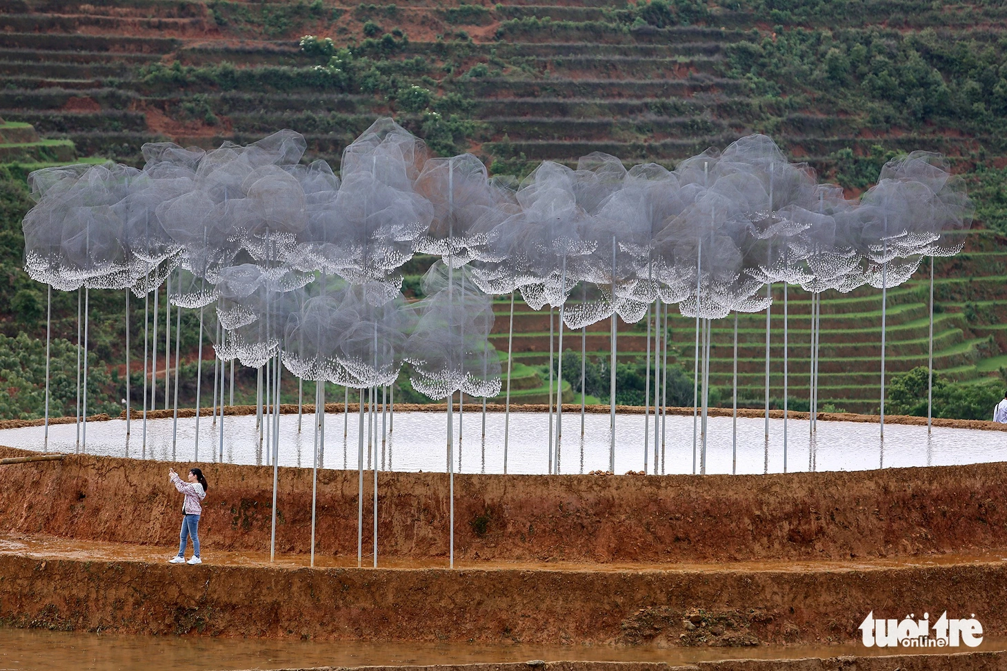 Thu tiền vé triển lãm ‘Mây pha lê’, nhiều du khách bỡ ngỡ - Ảnh 9.