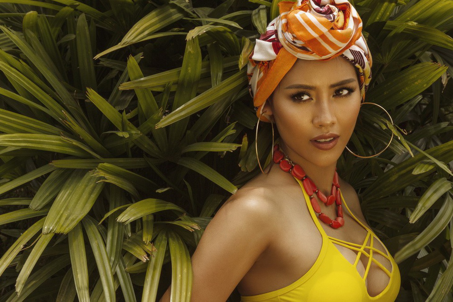 Á hậu Nguyễn Thị Loan nóng bỏng với bikini rực rỡ sắc hè - Ảnh 1.