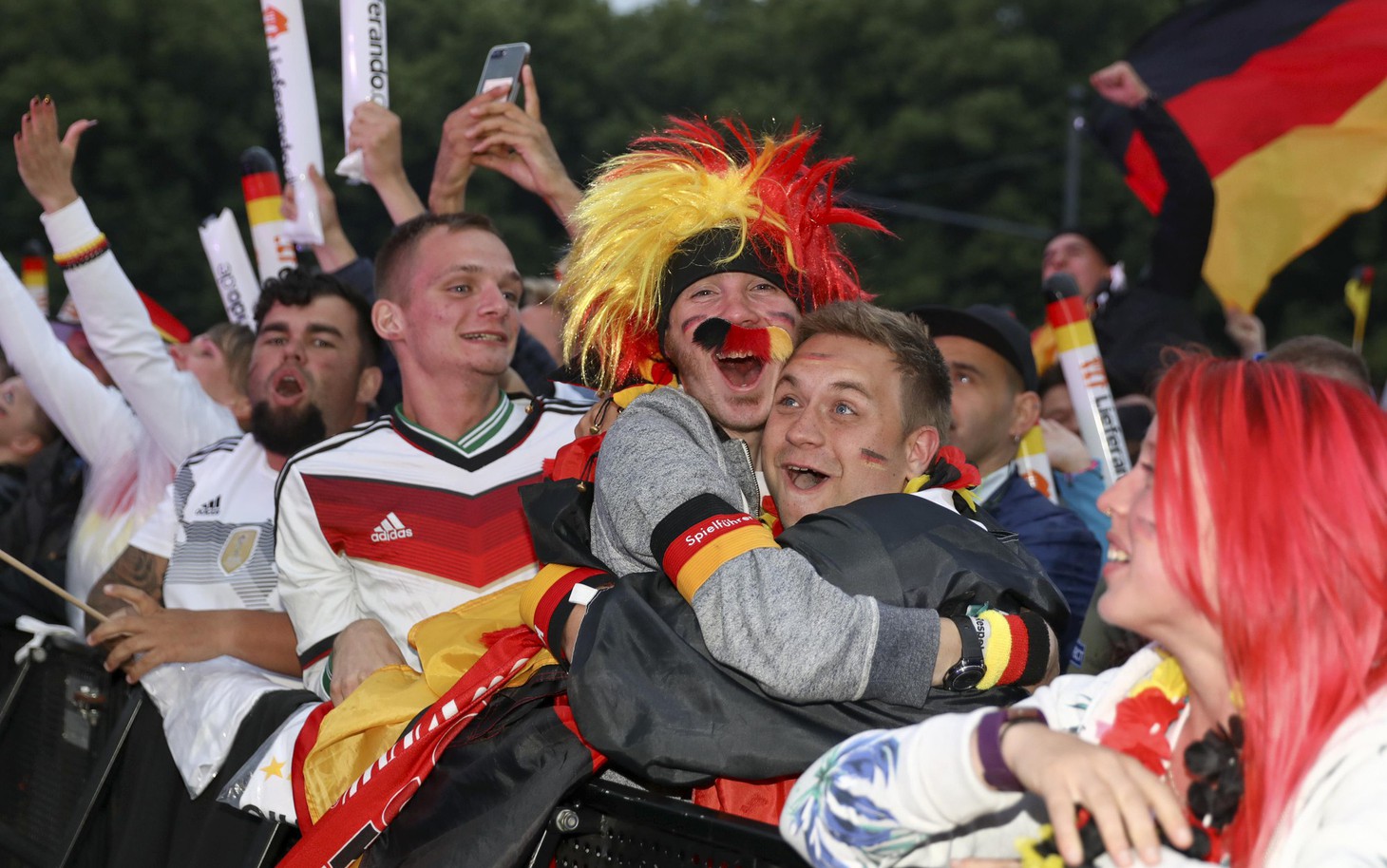 Khán đài World Cup: Sàn diễn thời trang lớn nhất thế giới - Ảnh 4.