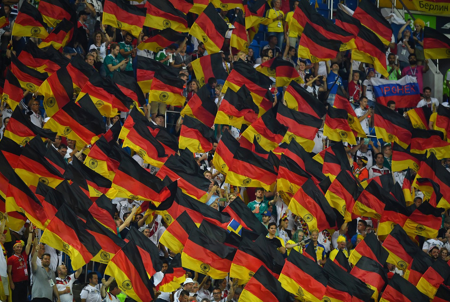 Khán đài World Cup: Sàn diễn thời trang lớn nhất thế giới - Ảnh 5.