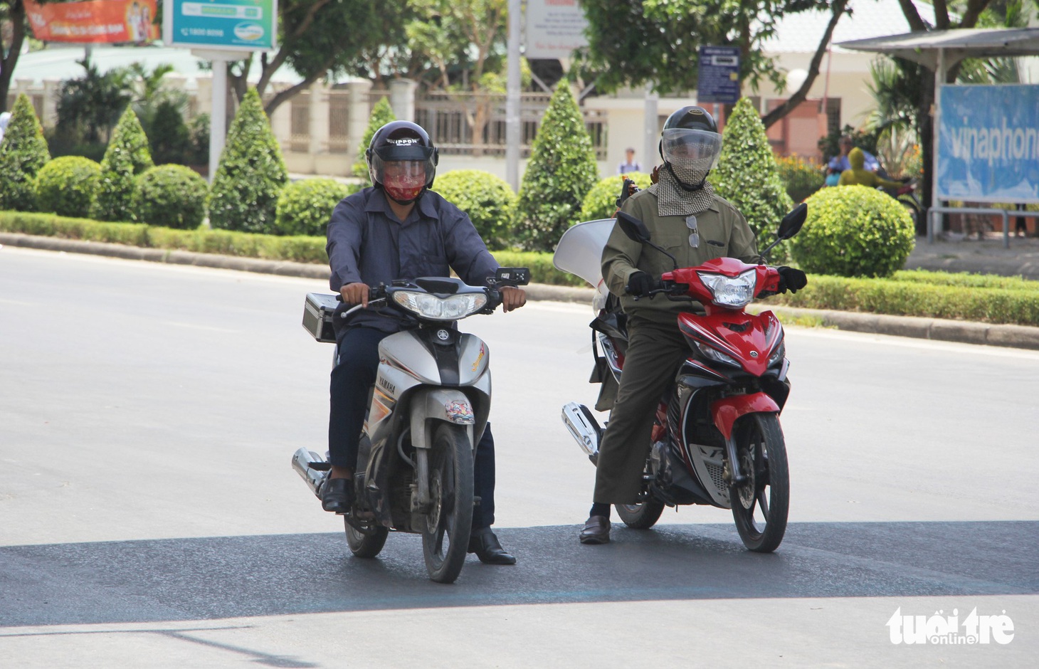 Người Hà Nội kín mít như ninja trong cái nóng gần 40 độ C - Ảnh 14.