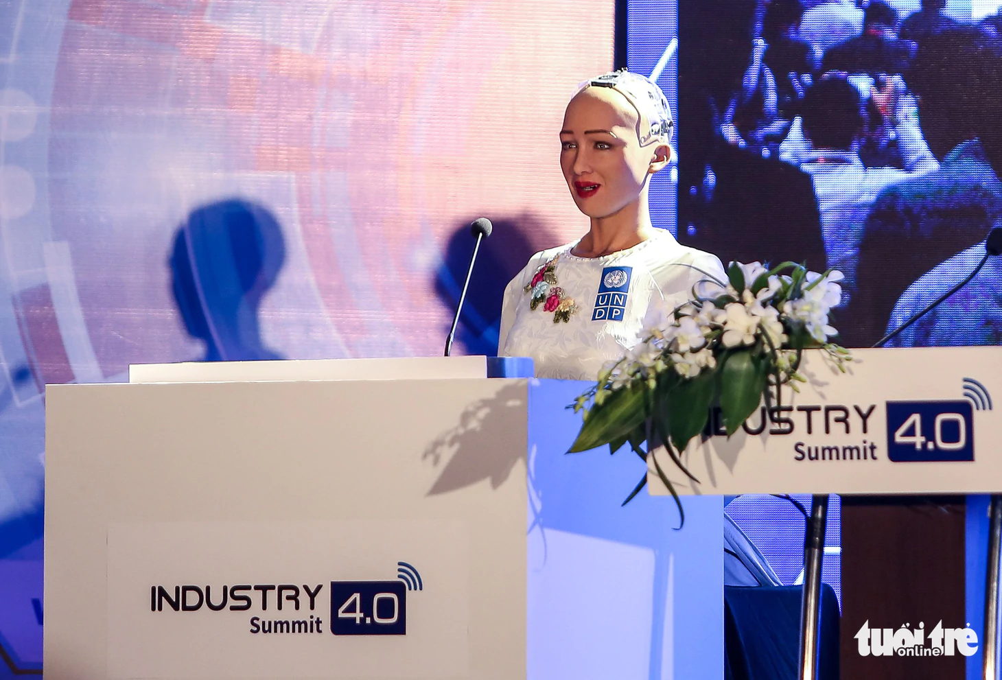 Cận cảnh robot Sophia mặc áo dài trò chuyện ở Việt Nam - Ảnh 2.