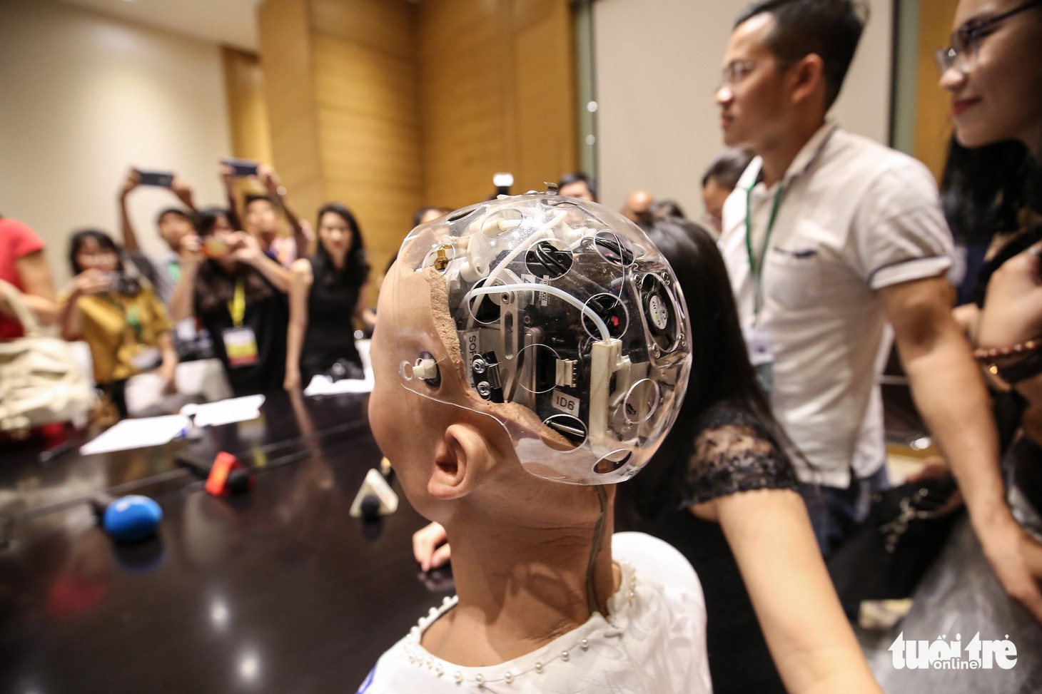Cận cảnh robot Sophia mặc áo dài trò chuyện ở Việt Nam - Ảnh 10.