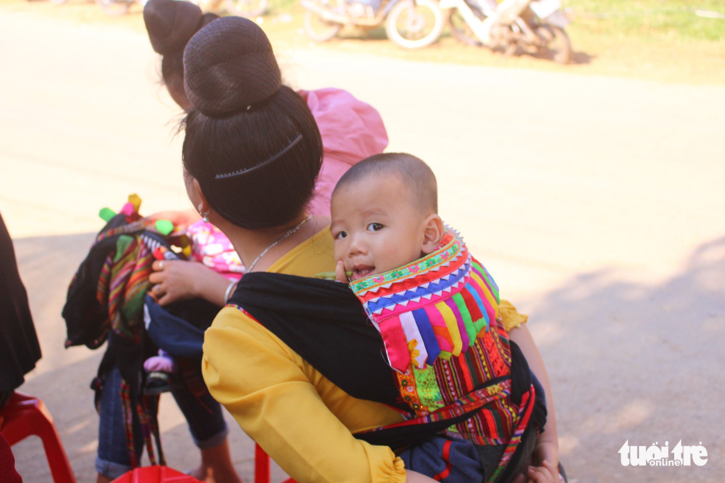 Những em bé lớn lên trên lưng mẹ - Ảnh 1.