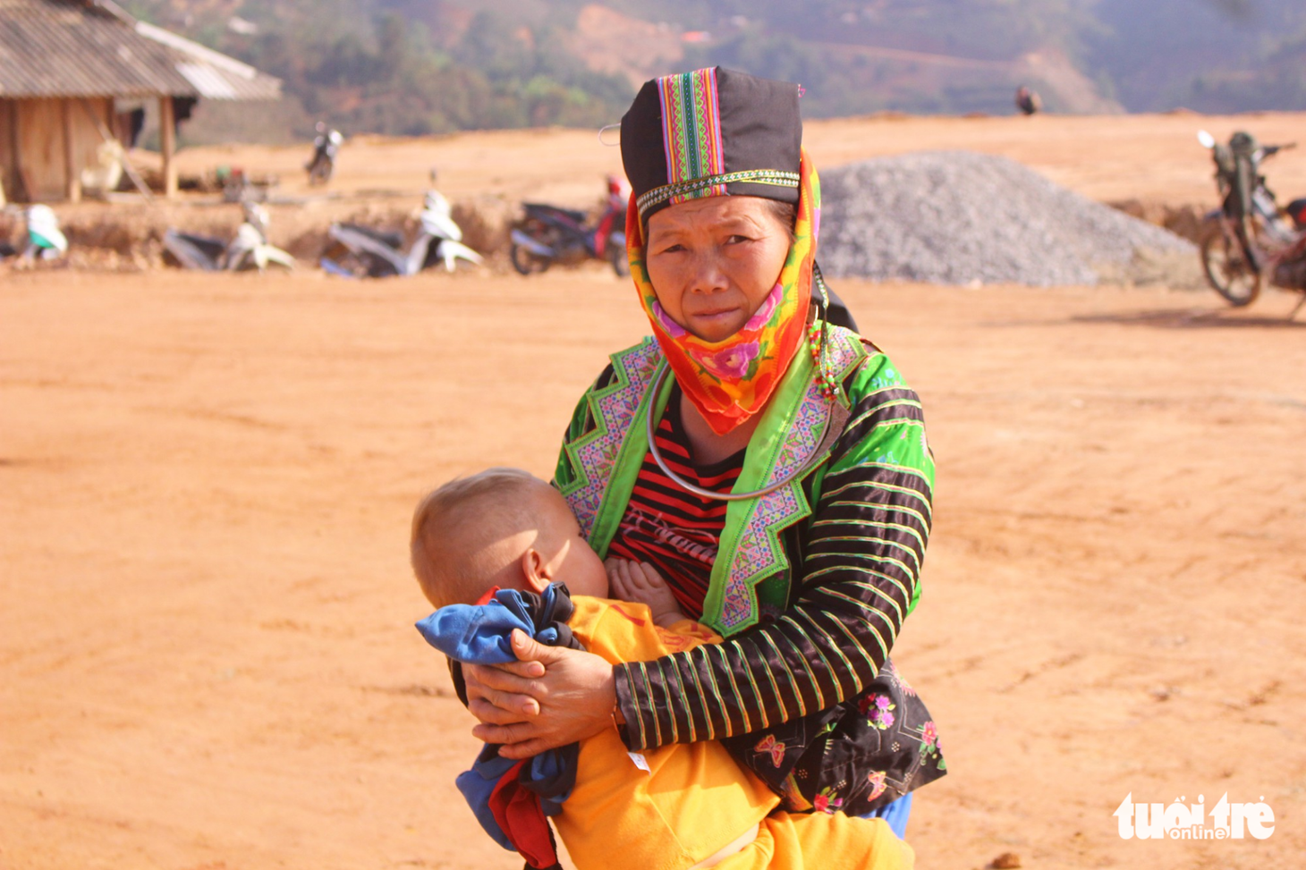 Những em bé lớn lên trên lưng mẹ - Ảnh 10.