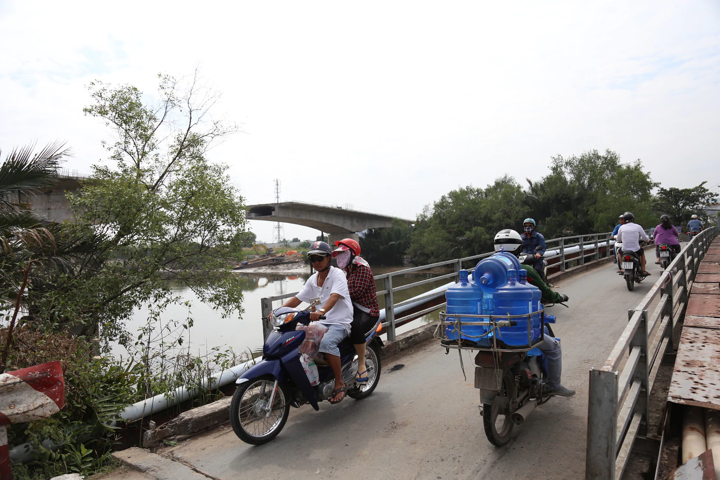 Hiểm nguy rình rập từ những cây cầu... sắp sập - Ảnh 17.