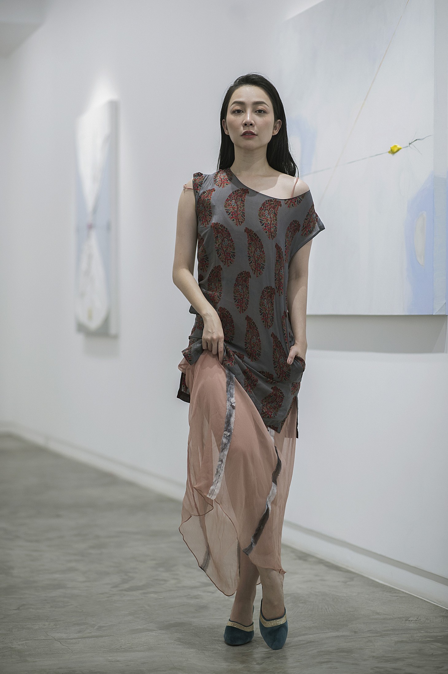 Chim công làng múa hút hồn trong trang phục của Lam - Ảnh 6.