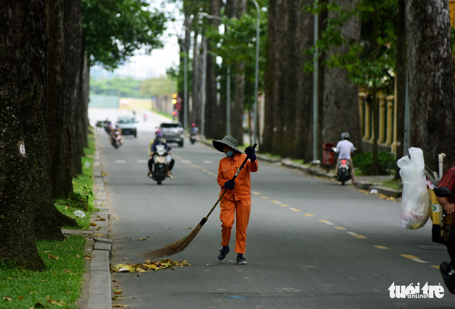 Phố xá Sài Gòn vắng vẻ, se lạnh ngày đầu năm - Ảnh 2.