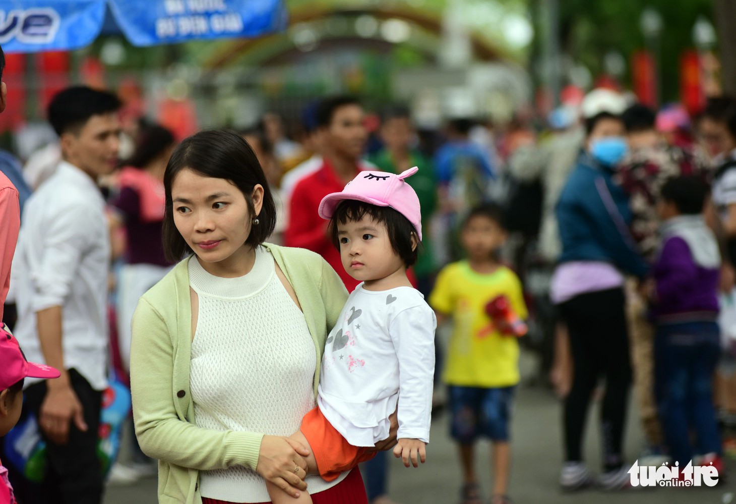 Phố xá Sài Gòn vắng vẻ, se lạnh ngày đầu năm - Ảnh 3.